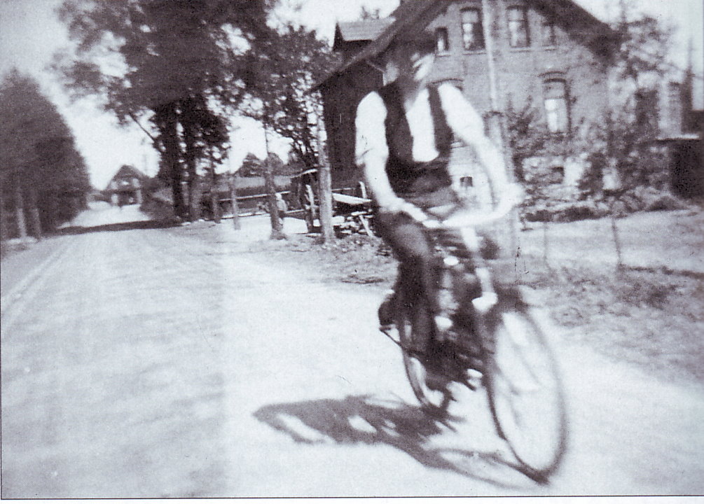 Radfahrer auf der Mittelsbürener Landstrasse ca. 1930. im Hintergrund die Schmiede Tietjen. Die Bauern aus Mittelsbüren und Grambke ließen dort ihre Pferde beschlagen.